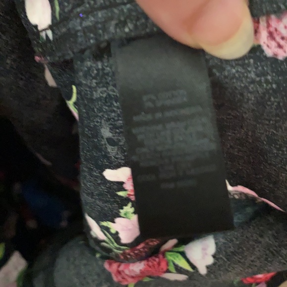 EXPRESS Black Ruffle Sleeveless Top - Floral Size Small - Picture 8 of 9